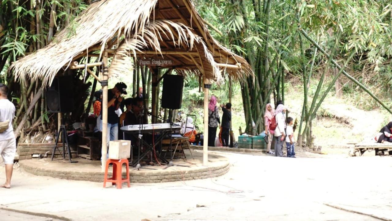 Kebon Pring Floating Resort & Market Bantul Exteriör bild